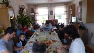 <p>Bei einem gemeinsamen Essen konnten sich Familie Nellen und ihre Gäste besser kennenlernen.</p>