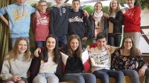 <p>Der Nachwuchs entführt die Zuschauer zunächst in den Wilden Westen, bevor die Theatergruppe die Komödie „Café Paradies“ aufführt.</p>