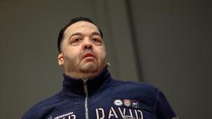 <p>Der wegen Mordes an 100 Patienten an den Kliniken in Delmenhorst und Oldenburg angeklagte Niels Högel steht am Prozesstag im Gerichtssaal.</p>