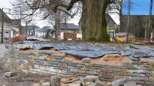 <p>Die Mauer an der Alten Linde in Weywertz wurde beschädigt.</p>