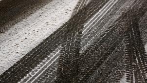 <p>Notbremsung im Winter: Mit ABS voll auf die Bremse treten</p>