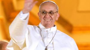 <p>Papst Franziskus wird beleuchtet.</p>