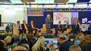 <p>Die Eröffnungsveranstaltung wird in diesem Jahr ein wenig anders gestaltet und ist nicht als Talk-Show, sondern mit Redebeiträgen konzipiert.</p>