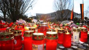 <p>Kerzen stehen vor der Albertville-Realschule. Der 17-jährige Tim K. hatte am 11. März 2009 an seiner früheren Schule, der Albertville-Realschule in Winnenden, und auf der Flucht nach Wendlingen fünfzehn Menschen und sich selbst erschossen.</p>