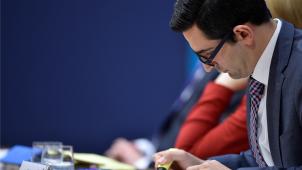 <p>Die DG-Regierung erwägt die Einführung eines Impfnachweises in der Kinderbetreuung. „Da es aktuell ein Problem mit Masern gibt, würde man sich in einer ersten Phase auf die Masern beschränken“, sagt Gesundheitsminister Antonios Antoniadis im GE-Interview. Illustration: belga</p>