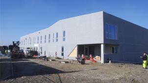 <p>Der Bau des neuen Mailcenters von Bpost in der Zenobé-Gramme-Straße in der St.Vither Industriezone macht große Fortschritte. Ab September sollen die ersten Briefträger von hier aus ihre morgendlichen Runden starten.</p>