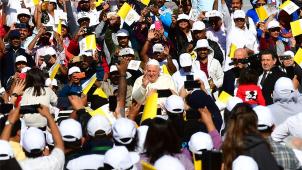 <p>Papst Franziskus hat mit mehr als 100.000 Gläubigen auf seinem historischen Besuch in den Vereinigten Arabischen Emiraten eine Messe gefeiert. Menschen aus der ganzen Region kamen am Dienstag im Stadion der Said-Sports-City in Abu Dhabi zusammen und jubelten dem Pontifex zu.</p>