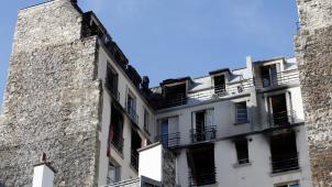 <p>Bei dem Brand in dem Mehrfamilienhause in Paris sind mehrere Menschen ums Leben gekommen.</p>