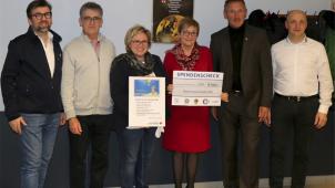 <p>Die Vertreter der fünf Eifeler Service-Klubs ließen der Rotkreuz-Lokalsektion St.Vith/Burg-Reuland in einer gemeinsamen Solidaritätsaktion infolge der Überschwemmungen vom 1. Juni 2018 eine Geldspende in Höhe von insgesamt 17.500 Euro zukommen: v.l.n.r. erkennt man Stephan Kohnen (Kiwanis Club St.Vith-Eifel), Rolf Faymonville (Lions Club St.Vith), Mireille Gritten (Vis-à-Vis), Marie-Hélène Düsseldorf (Rotes Kreuz), Nico Holzheimer (Rotary-Club St.Vith-Eifel) und Raymond Palm (Tafelrunde St.Vith).</p>