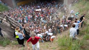 <p>Tausende Raver drängen sich auf der Loveparade in und vor dem Tunnel in Duisburg, in dem sich eine Massenpanik ereignet hat.</p>