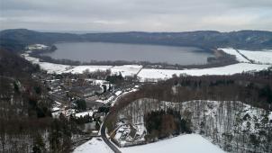 <p>Maria Laach: Die Luftaufnahme mit einer Drohne zeigt den Laacher See. Unter den Wassermassen schlummert ein Vulkan, der noch sehr aktiv ist, wie Forscher erstmals belegt haben.</p>