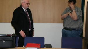 <p>Seit 2005 soll der ehemalige Kreisinspektor des Jugendamtes insgesamt 1,5 Millionen Euro veruntreut haben. Nun wurde er zu vier Jahren Haft verurteilt.</p>