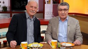 <p>Der langjährige Schalke-Manager Rudi Assauer (r.) und sein langjähriger Weggefährte, der ehemalige Sportreporter Werner Hansch (links), als Gäste der ZDF-Sendung „Volle Kanne“, nachdem sich Assauer geoutet hatte, an Alzheimer zu leiden.</p>