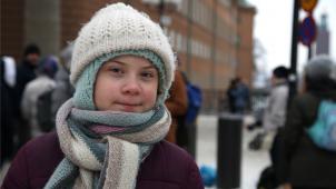 <p>Greta Thunberg steht während ihrer Protestaktion für mehr Klimaschutz vor dem Reichstag.</p>