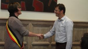 <p>Serge Dollendorf, hier bei seiner Vereidigung als Ratsmitglied, wird am 28. Februar als neuer Schöffe der Gemeinde Burg-Reuland vereidigt. Der 46-jährige Weweler übernimmt dann die Nachfolge des am 18. Dezember bei einem tragischen Arbeitsunfall ums Leben gekommenen Karl-Heinz Cornely.</p>