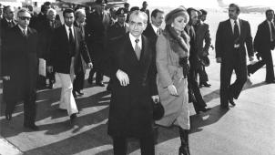 <p>Schah Mohammed Resa Pahlevi und Kaiserin Farah Pahlavi gehen über das Rollfeld des Mehrabad Flughafens, um in ein Flugzeug zu steigen und Persien zu verlassen.</p>
