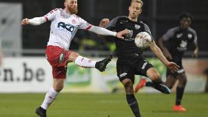 <p>Die AS Eupen (hier Siebe Blondelle) zeigte gegen Kortrijk eine schwache Leistung.</p>