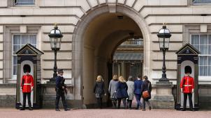 <p>Mitarbeiter gehen zur Arbeit in den Buckingham-Palast. Aktuell sucht die Queen gerade einen Butler. Foto: dpa</p>