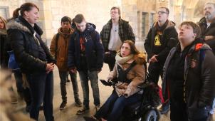 <p>Aachen durfte als Ausflugsziel nicht fehlen, wenn es um das Thema Europa geht. Die Schüler schauten sich das gemalte Fresko am Eingang des Krönungssaals an.</p>