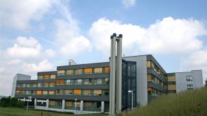 <p>Aus erster Hand war bei der Talkshow in Prüm zu erfahren, dass das Krankenhaus nicht geschlossen werden soll. Nach aktuellem Planungsstand wird lediglich die Bettenzahl von 147 auf 138 reduziert.</p>