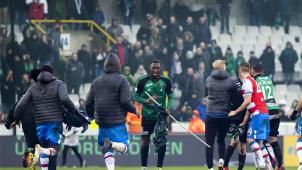 <p>Ärger nach dem Spiel: Weil ein Spieler von Cercle Brügge die Klubfahne am Mittelpunkt in den Rasen stecken wollte, verloren Kicker von Club Brügge die Nerven.</p>