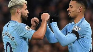 <p>Aguero (l.) war mit drei Toren der überragende Spieler im Trikot von Manchester City.</p>