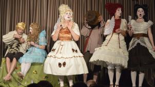 <p>Insgesamt 25 Rollen werden durch die zwölf Schauspieler dargestellt. Besonders die aufwendig gestalteten Kostüme gefielen den Zuschauern.</p>