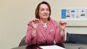 <p>Die Kelmiserin Andrea Carrillo Bianchi hat eine Online-Petition gestartet. Ihr Ziel ist es, dass in das sogenannte Minendekret Änderungen einfließen. Sie will u. a. mehr Mitspracherecht für Bürger und Gemeinden.</p>