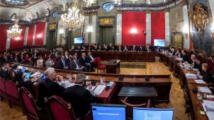 <p>Während in Madrid der Prozess gegen die katalanischen Separatistenführer startet, muss die Regierung wegen des Streits mit der Region womöglich Neuwahlen ansetzen. Die zentrale Figur des Konflikts fehlt auf der Anklagebank.</p>