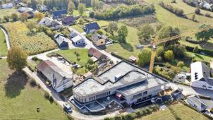 <p>In dem beschaulichen luxemburgischen Grenzdorf Beiler, wo ein regelrechter Bauboom festzustellen ist, wird die Vermögensverwaltung Creutz &amp; Partners im Sommer ihren neuen Hauptsitz (vorne im Bild) beziehen.</p>