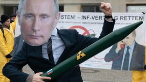 <p>Ein Demonstrant mit einer Putin-Maske protestiert gegen das drohende Aus des INF-Abrüstungsabkommen zwischen Russland und den USA.</p>