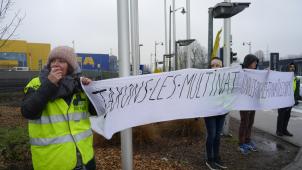 <p>Rund 50 Gelbwesten haben am Samstag vor dem Ikea-Einrichtungshaus in Anderlecht demonstriert.</p>