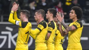 <p>Die Spieler Marco Reus, Lukasz Piszczek, Julian Weigl und Axel Witsel von Dortmund stehen nach dem 1:1 auf dem Platz und applaudieren ihren Fans.</p>