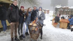 <p>Diese Familie aus Roeselare wärmte sich am offenen Feuer auf.</p>