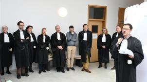 <p>Im Foyer des Justizgebäudes in Eupen nahmen rund 50 Rechtsanwälte, Greffiers, Magistrate und Verwaltungsangestellte  an der Kundgebung teil.</p>