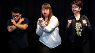 <p>Frangiskos Kakoulakis, Luisa Wöllisch und Gesa Romm (von links) beim Schauspieluntericht der Freien Bühne München.</p>