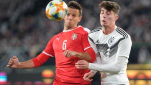 <p>Deutschlands Kai Havertz (r.) und Nemanja Maksimovic kämpfen um den Ball.</p>