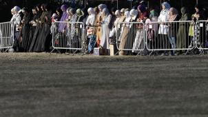 <p>Trauergäste beten bei der Beerdigung der Opfer des rassistisch motivierten Attentats.</p>