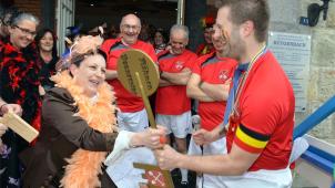 <p>Der Moment: Kapitän Daniel Franzen ließ sich von Obermöhn Christine Vilz-Lejoly den Schlüssel zum Rathaus entlocken.</p>