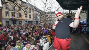 <p>Die Stimmung auf dem Marktplatz war zu Beginn des Nachmittags spitze: Die Alten Weiber feierten zu der Musik der verschiedenen Künstler, hier Mike Nüchtern auf der Bühne.</p>