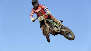 <p>Julien Lieber aus Malmedy bei einer Flugeinlage auf seiner Werks-Kawasaki.</p>