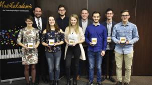 <p>Preis- und Diplomverleihung der Musikakademie der Deutschsprachigen Gemeinschaft: Dieses Foto zeigt die Absolventen, die mit einer Medaille der DG ausgezeichnet wurden. Es gratulierte Bildungsminister Harald Mollers (2.v.l.).</p>