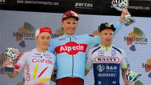 <p>Sieger Marcel Kittel (M) aus Deutschland vom Team Katusha-Alpecin steht auf dem Podium neben Hugo Hofstetter (l.) aus Frankreich vom Team Cofidis und Timothy Dupont (r.) aus Belgien vom Wanty-Gobert Cycling Team nach der Etappe in Palma.</p>