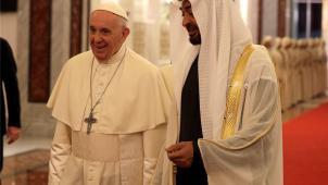 <p>Papst Franziskus (l.) wird von Kronprinz Sheikh Mohammed bin Zayed Al Nahyan am Flughafen von Abu Dhabi empfangen. Papst Franziskus ist der erste Papst, der die Arabischen Halbinsel besucht.</p>