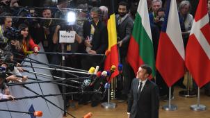 <p>Emmanuel Macron (r), Präsident von Frankreich, steht bei seiner Ankunft zum Gipfel der EU-Staats- und Regierungschefs vor Journalisten.</p>