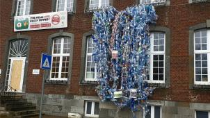 <p>Mit diesen Flaschen soll auf die Plastikflut aufmerksam gemacht werden, die die Menschen produzieren.</p>