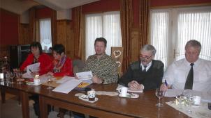 <p>Holzverkauf aus den Staatsforsten am Donnerstagvomittag im Saal Brühl-Michels in Meyerode: v.r.n.l. erkennt man den neuen St.Vither Forstamtsleiter Pascal Mertes, Forstdirektor Leo Schlembach sowie Edgar Andres, Maria Thommen und Rosemarie Lehnen vom St.Vither Büro für Vermögensdienste.</p>