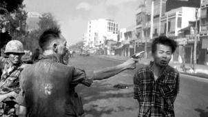 <p>Der Polizeichef von Saigon, General Nguyen Ngoc Loan, erschießt auf einer Straße Nguyen Van Lem, der auch als Bay Lop bekannt war und der unter Verdacht stand, Offizier des Vietcong zu sein.</p>
