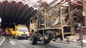 <p>Ein ausgebranntes Fahrzeug der Feuerwehr wird nach dem Brand im Montblanc-Tunnel abtransportiert. Vor 20 Jahren wurde der Montblanc-Tunnel zwischen Frankreich und Italien zur tödlichen Falle für 39 Menschen. Ein Lastwagen geriet in Brand, der Fahrer flüchtete zu Fuß aus dem Tunnel.</p>