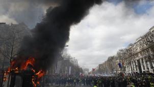 <p>Ein Kiosk steht in Flammen bei Gelbwesten-Protesten auf dem Champs-Elysees.</p>
